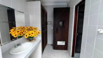 Se vende moderna casa con piscina en Freses Curridabat 25-914 Se vende moderna casa con piscina en Freses Curridabat 25-914