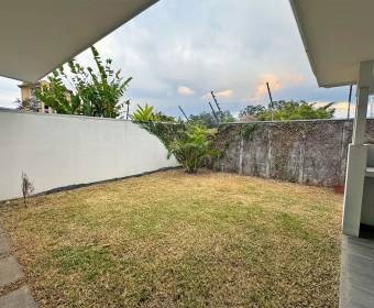 Modern two-story house for sale in the Vía Horizonte condominium in Bello Horizonte, Escazú. 