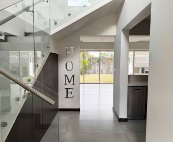 Modern two-story house for sale in the Vía Horizonte condominium in Bello Horizonte, Escazú. 