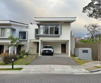 Modern two-story house for sale in the Vía Horizonte condominium in Bello Horizonte, Escazú. 