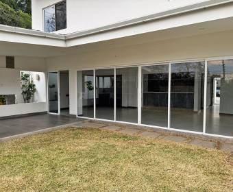 Modern two-story house for sale in the Vía Horizonte condominium in Bello Horizonte, Escazú. 