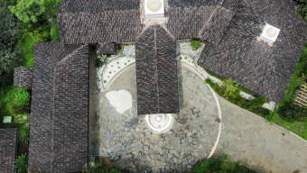 Se vende lujosa casa con piscina y amplio lote en Guácima Alajuela 23-904