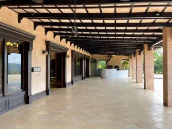 Se vende lujosa casa con piscina y amplio lote en Guácima Alajuela 23-904