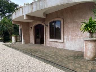 Se vende lujosa casa con piscina y amplio lote en Guácima Alajuela 23-904