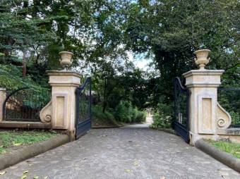 Se vende lujosa casa con piscina y amplio lote en Guácima Alajuela 23-904