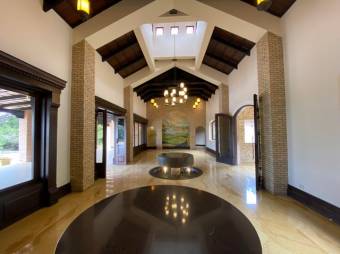 Se vende lujosa casa con piscina y amplio lote en Guácima Alajuela 23-904