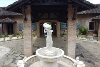 Se vende lujosa casa con piscina y amplio lote en Guácima Alajuela 23-904