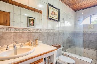 Se vende amplia finca con mas de 5,200m2 en Garita Alajuela 25-663