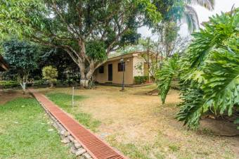 Se vende amplia finca con mas de 5,200m2 en Garita Alajuela 25-663