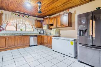 Se vende amplia finca con mas de 5,200m2 en Garita Alajuela 25-663