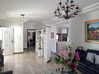 Se vende espaciosa casa con lote de 1,186m2 en Escazú Centro 25-1481