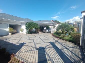 Se vende espaciosa casa con lote de 1,186m2 en Escazú Centro 25-1481