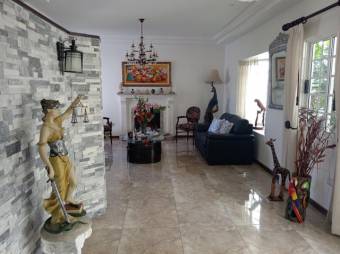 Se vende espaciosa casa con lote de 1,186m2 en Escazú Centro 25-1481