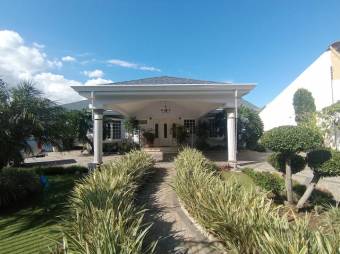 Se vende espaciosa casa con lote de 1,186m2 en Escazú Centro 25-1481