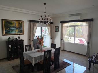 Se vende espaciosa casa con lote de 1,186m2 en Escazú Centro 25-1481