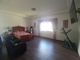 Se vende espaciosa casa con lote de 1,186m2 en Escazú Centro 25-1481