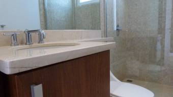 Se vende moderna casa con patio en condominio de Escazú 23-2975