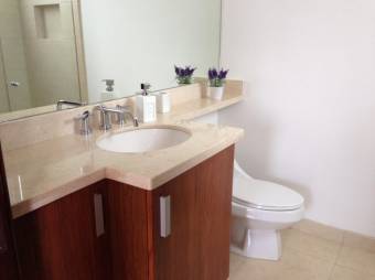 Se vende moderna casa con patio en condominio de Escazú 23-2975