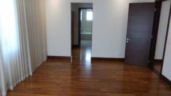 Se vende moderna casa con patio en condominio de Escazú 23-2975