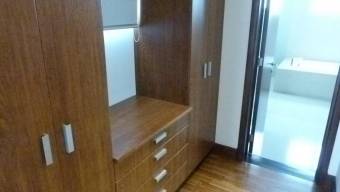 Se vende moderna casa con patio en condominio de Escazú 23-2975