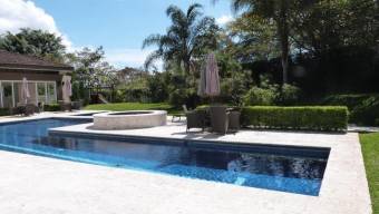 Se vende moderna casa con patio en condominio de Escazú 23-2975