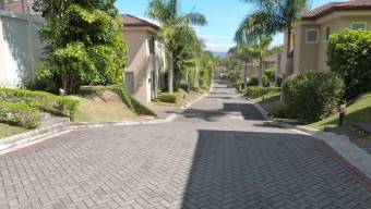 Se vende moderna casa con patio en condominio de Escazú 23-2975