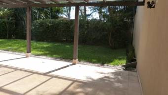 Se vende moderna casa con patio en condominio de Escazú 23-2975