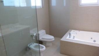 Se vende moderna casa con patio en condominio de Escazú 23-2975