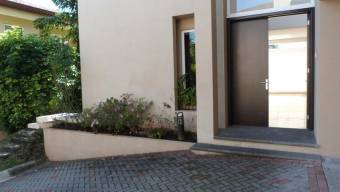 Se vende moderna casa con patio en condominio de Escazú 23-2975