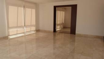 Se vende moderna casa con patio en condominio de Escazú 23-2975