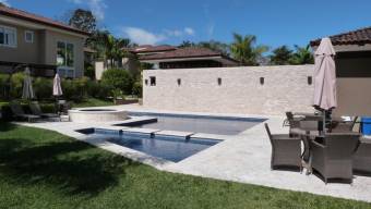 Se vende moderna casa con patio en condominio de Escazú 23-2975