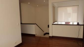 Se vende moderna casa con patio en condominio de Escazú 23-2975