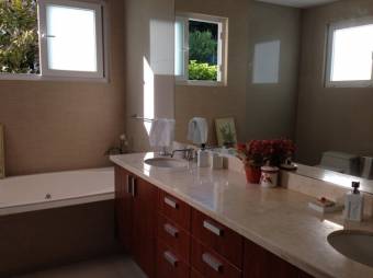 Se vende moderna casa con patio en condominio de Escazú 23-2975