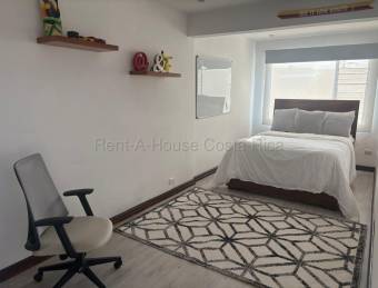 Casa remodelada de 2 plantas con terraza y patio privado #26-1669 GS