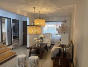 Casa remodelada de 2 plantas con terraza y patio privado #26-1669 GS