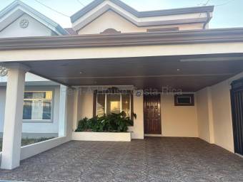 Casa remodelada de 2 plantas con terraza y patio privado #26-1669 GS