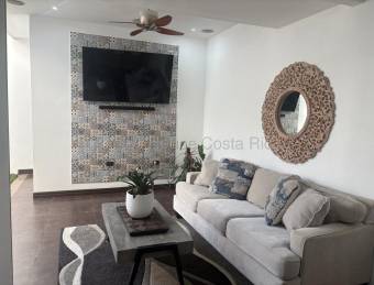 Casa remodelada de 2 plantas con terraza y patio privado #26-1669 GS