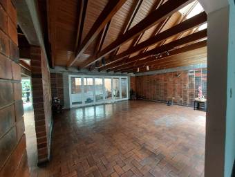 Casa amplia de 5 habitaciones con uso comercial y gran potencial #26-1668 GS