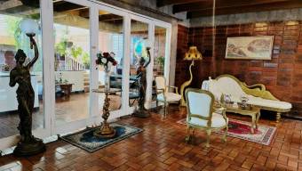 Casa amplia de 5 habitaciones con uso comercial y gran potencial #26-1668 GS