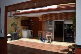 Se vende amplia casa en San Pablo Heredia 25-1004