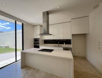 Casa moderna de lujo diseñada por arquitecto en Santa Ana Lindora #26-1654 GS