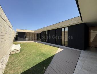 Casa moderna de lujo diseñada por arquitecto en Santa Ana Lindora #26-1654 GS