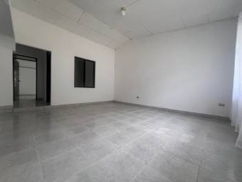 Casa en venta en El Tambor de Alajuela con piscina, amplias áreas sociales y entorno natural #26-876