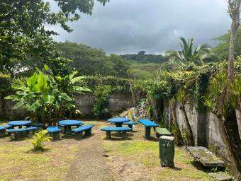 Casa en venta en El Tambor de Alajuela con piscina, amplias áreas sociales y entorno natural #26-876