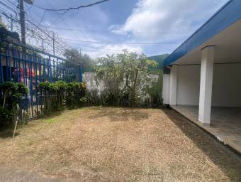 Casa en venta en El Tambor de Alajuela con piscina, amplias áreas sociales y entorno natural #26-876