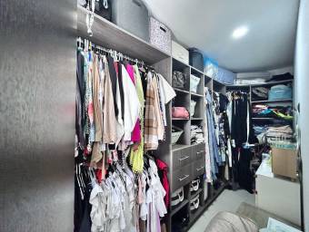 Casa en venta en Santa Ana con vista panorámica, terraza y excelente potencial de inversión #25-1400 Casa en venta en Santa Ana con vista panorámica, terraza y excelente potencial de inversión #25-1400