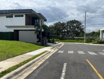 Lote en venta con excelente ubicación y entorno natural ideal para construir #26-368 GS Lote en venta con excelente ubicación y entorno natural ideal para construir #26-368 GS