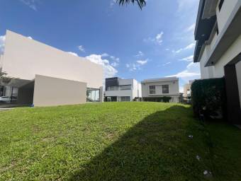 Lote en venta con excelente ubicación y entorno natural ideal para construir #26-368 GS Lote en venta con excelente ubicación y entorno natural ideal para construir #26-368 GS