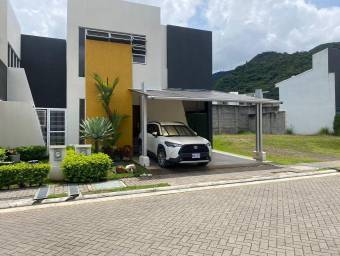 Casa en venta en Santa Ana con amplios espacios y amenidades ideales para disfrutar en familia #24-6