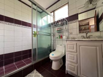 Casa en venta con amplios jardines y excelente ventilación natural en zona céntrica de Escazú #26-12